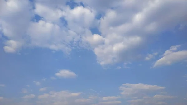 Kék ég és fehér felhők. Táj és táj. Természet. Ég. Asztali. Háttérképek — Stock Fotó