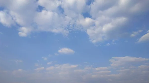 Blå himmel och vita moln. Landskap och landskap. Naturen. Himlen. Skrivbordet. Tapeter — Stockfoto