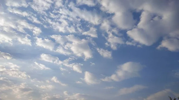 Cielo azul y nubes blancas. Paisaje y paisaje. Naturaleza. Cielo. Escritorio. Fondos de pantalla — Foto de Stock