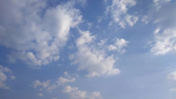 Μπλε ουρανό και άσπρα σύννεφα. Τοπίο και τοπίο. Η φύση. Ουρανό. Στην επιφάνεια εργασίας. Ταπετσαρίες — Φωτογραφία Αρχείου