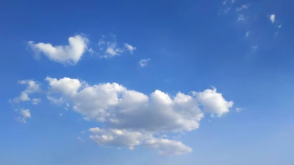 Cielo blu e nuvole bianche. Paesaggio e paesaggio. La natura. Cielo. Desktop. Sfondi — Foto Stock