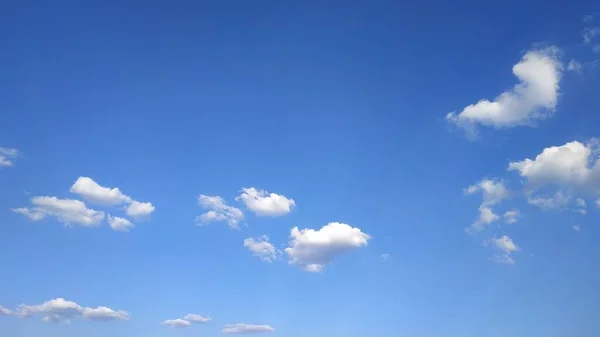 Blå himmel och vita moln. Landskap och landskap. Naturen. Himlen. Skrivbordet. Tapeter — Stockfoto
