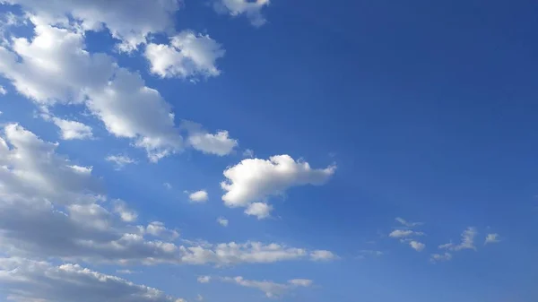 青い空と白い雲。景観と景観。自然。空。デスクトップ。壁紙 — ストック写真