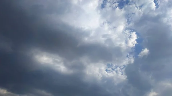 Blå himmel och vita moln. Landskap och landskap. Naturen. Himlen. Skrivbordet. Tapeter — Stockfoto