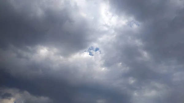 Blauer Himmel und weiße Wolken. Landschaft und Landschaft. Natur. Himmel. Desktop. Tapeten — Stockfoto