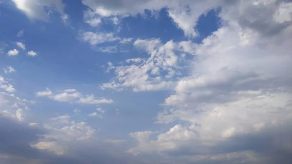 Cielo azul y nubes blancas. Paisaje y paisaje. Naturaleza. Cielo. Escritorio. Fondos de pantalla — Foto de Stock