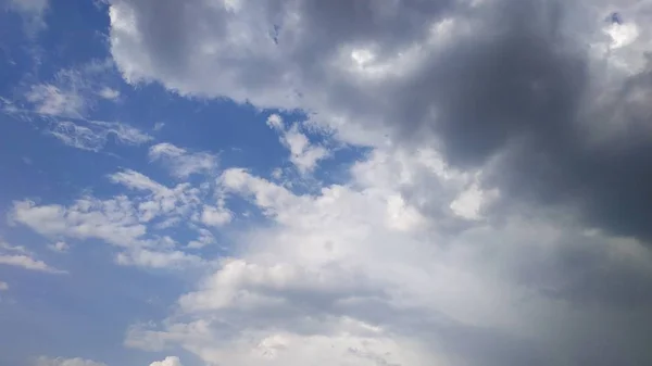 Cielo azul y nubes blancas. Paisaje y paisaje. Naturaleza. Cielo. Escritorio. Fondos de pantalla — Foto de Stock