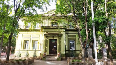 Eski ve güzel bir bina. Harkov. Şehir merkezi. Eski tarz.