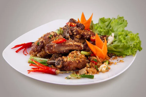 Derin yağda kızartılmış domuz kaburga sarımsak ile