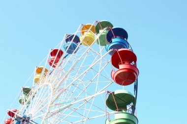 Renkli Kabinler Lunapark mavi gökyüzüne karşı dönme dolap