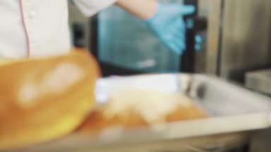 Şef bir topuz çorba yapmak için hazırlar