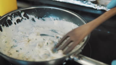 Şef bir topuz bir krem çorba hazırlar