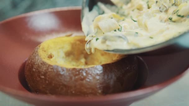 Der Koch bereitet eine Sahnesuppe in einem Brötchen zu — Stockvideo