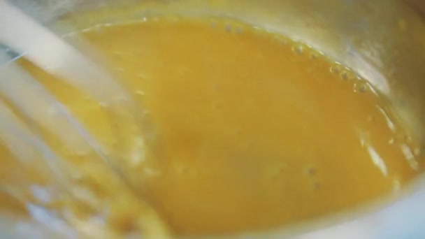 Gelatina de mango de cocina molecular para tiramisú — Vídeo de stock