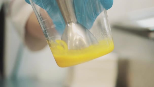 Gelatina de mango de cocina molecular para tiramisú — Vídeos de Stock