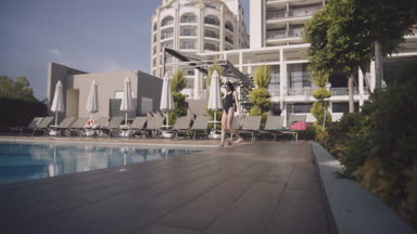 Güzel kadın Lüks Havuz için gidiyor.