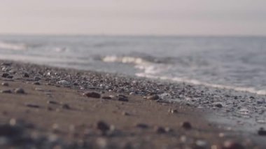 dalgalar deniz kumlu bir plaj üzerinde rulo