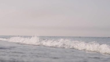 dalgalar deniz kumlu bir plaj üzerinde rulo
