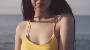 kız çıplak ayakla deniz kıyısı yürür