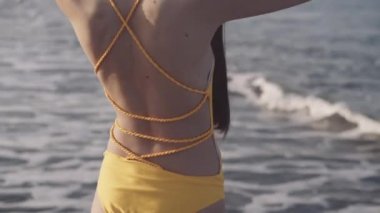 kız çıplak ayakla deniz kıyısı yürür