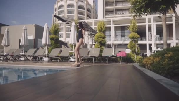 Krásná žena se chystá luxusní bazénu. — Stock video