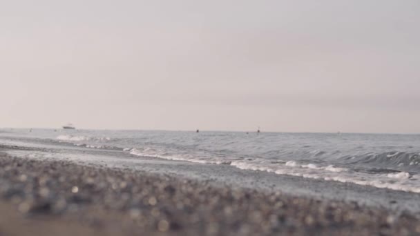 Ondas do mar rolam em uma praia arenosa — Vídeo de Stock