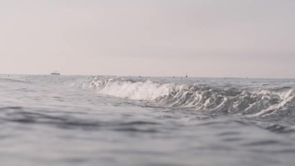 Морські хвилі котиться на піщаному пляжі — стокове відео