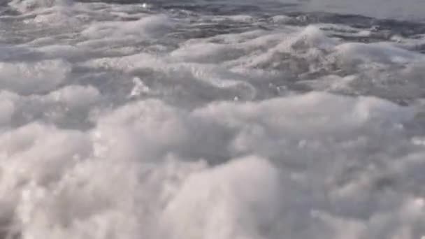 Морські хвилі котиться на піщаному пляжі — стокове відео