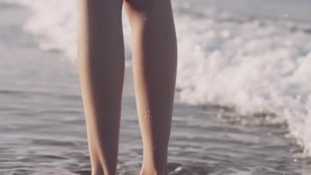 La ragazza cammina scalza lungo la riva del mare — Video Stock