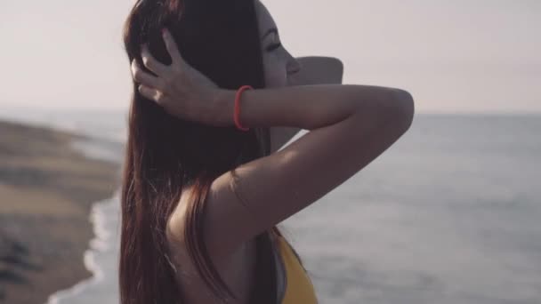 Kız çıplak ayakla deniz kıyısı yürür — Stok video