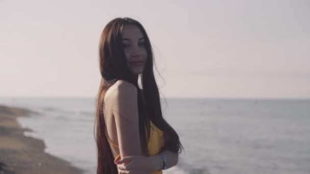 A lány séta mezítláb a tengerpart mentén — Stock videók