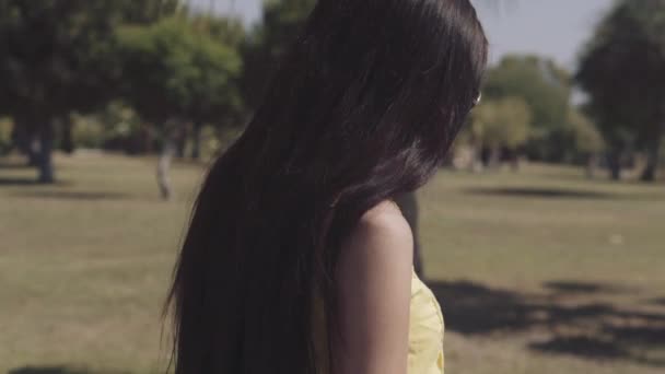 美丽的女孩走在棕榈树上 — 图库视频影像