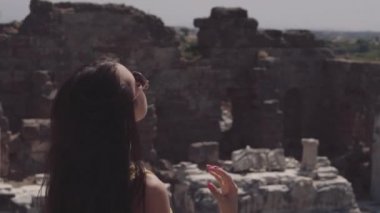 Kız antik Roma Tiyatrosu gerekli üzerinde oturur