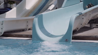 adam su parkında kayar, eğlenmek.