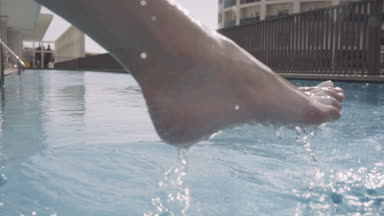 Ayağını kızla sıçramalarına havuzda oluşturur.