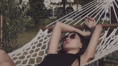 Kız bir hamakta yatar
