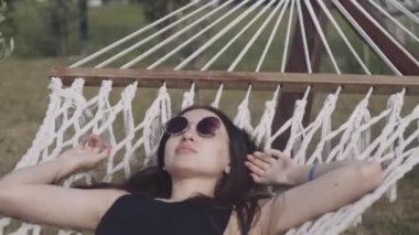 Kız bir hamakta yatar