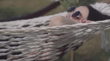 Kız bir hamakta yatar