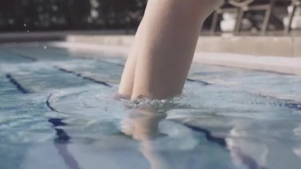 Belle fille marche dans la piscine — Video