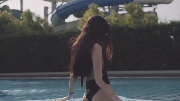 Junges Mädchen badet in einem schönen Pool — Stockvideo