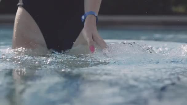 Young girl bathes in a beautiful pool — Stock Video