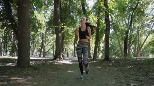 Chica en una carrera de la mañana en el bosque — Vídeos de Stock