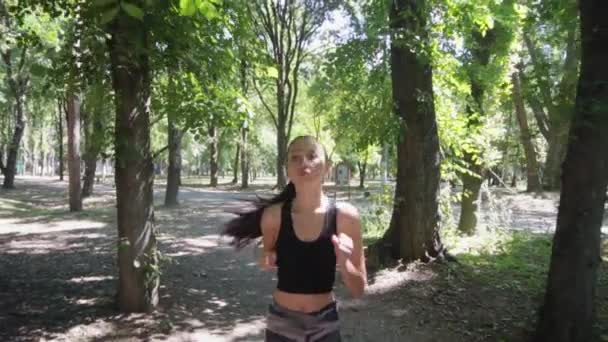 Chica en una carrera de la mañana en el bosque — Vídeo de stock