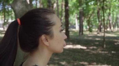 kız ormanda koşmak bir sabahı