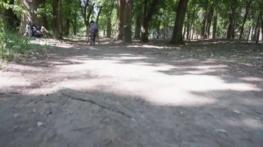 kız ormanda koşmak bir sabahı