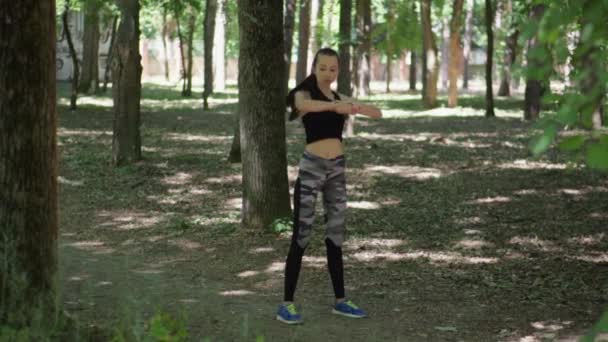 La chica se dedica a la aptitud en el bosque. Deporte en el bosque . — Vídeos de Stock