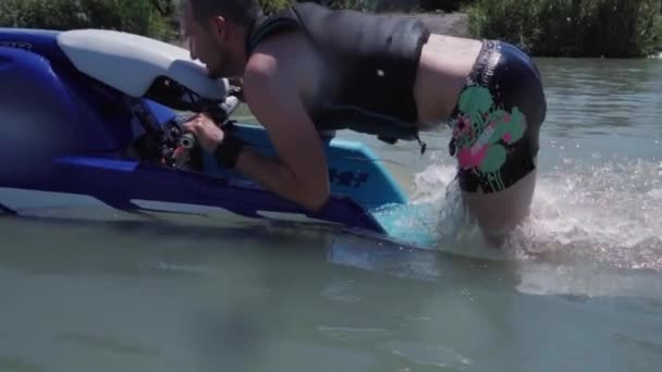 Egy fiatal srác a lovaglás a hydrocycle-tó — Stock videók