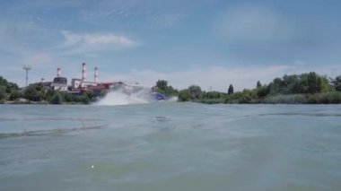 Genç bir adam bir hydrocycle gölde biniyor