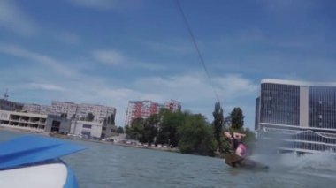 Genç bir adam bir hydrocycle gölde biniyor
