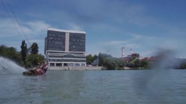 Genç bir adam bir hydrocycle gölde biniyor